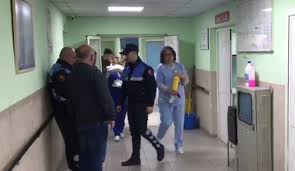 E FUNDIT/ Goditi me grushte mjekun brenda spitalit,në kërkim sarandjoti