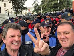 TUBIMI I OPOZITËS/ Babai i Stresit në protestën e PD-së…”BESNIKU” që nuk merr mungesa (FOTO)