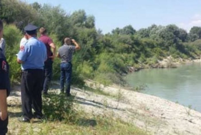 I ZHDUKUR PREJ 4 DITËSH/ Gjendet i pajetë trupi i 17-vjeçarit në Këlcyrë (EMRI)
