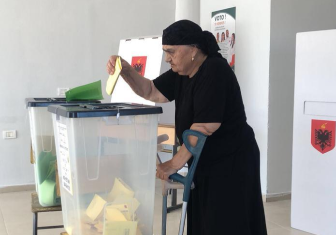 FOTOLAJM / E moshuara në Tiranë bën gjestin e rrallë ditën e zgjedhjeve