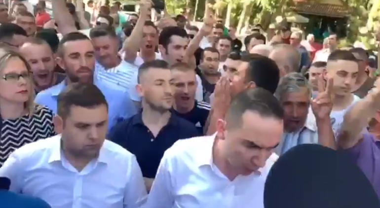 ME 20 VETA/ Dalin PAMJET. Ervin Salianji tenton ti bllokojë rrugën Ramës me Klevis Balliun dhe… (VIDEO)