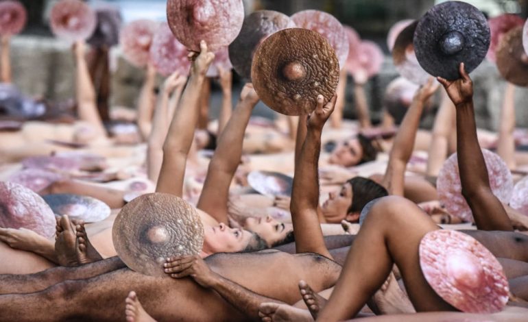 PAS PROTESTAVE LAKURIQ/ Facebook merr një vendim për nudistët