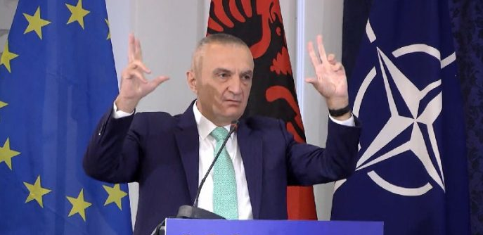 KUR PRESIDENTI KTHEHET NË KRYETAR PARTIE/ Nuk dënon dhunën në Shkodër, por merret me… flamujt!