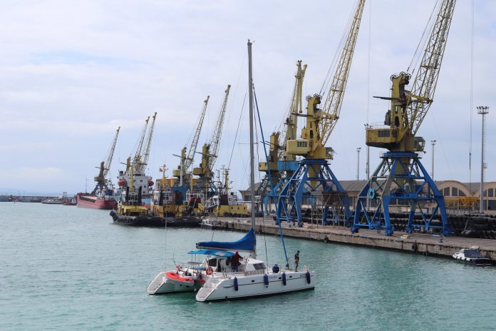 SEZONI TURISTIK/ Jahte dhe skafe turistike “pushtojnë” portin e Durrësit