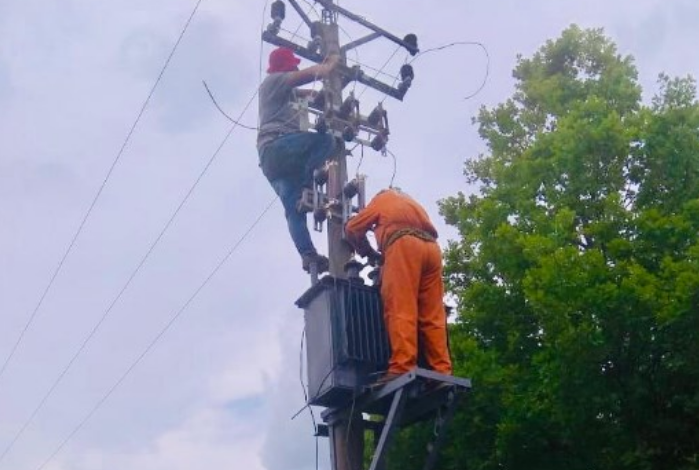 TËRMETET NË KORÇË/ U dëmtuan 6 kabina elektrike, rikthehet…