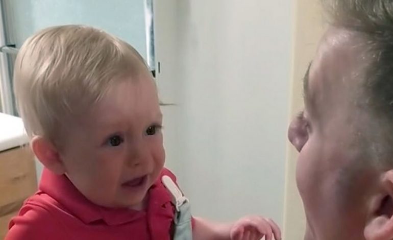 SHIKON FYTYRËN E BABIT PËR HERË TË PARË…/ Ja pse fëmija bëhet keq (VIDEO)