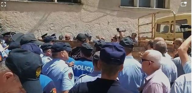 ZGJEDHJET E 30 QERSHORIT/ Policia rrethon KZAZ në Dibër, arrestohen 12 MILITANTË të PD