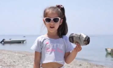"KEMI FRIKË..."/ Thirrja e vogëlushëve: Boll mos hidhni mbeturina në det  (VIDEO)