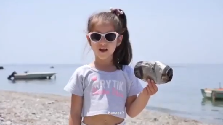 “KEMI FRIKË…”/ Thirrja e vogëlushëve: Boll mos hidhni mbeturina në det  (VIDEO)