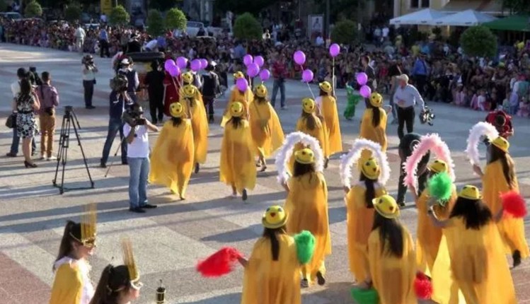 KORÇA VISHET NGA NGJYRAT/ Zhvillohen për të 12-tin vit radhazi Karnavalet (VIDEO)