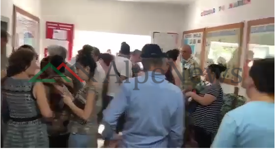 SHQIPËRIA VOTON/ Qytetarët mbajnë radhën për të votuar në Kashar. Fluksi… (FOTO)