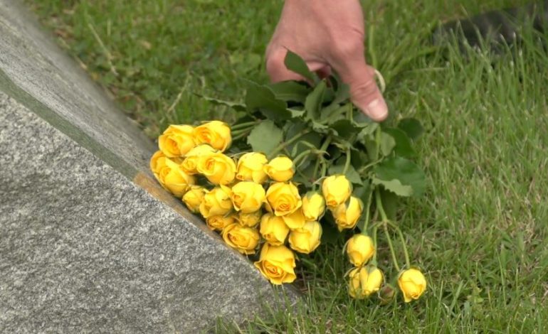2 VITE RRESHT/ Dërgoi lule tek varri i të PANJOHURIT, por ndodhi…