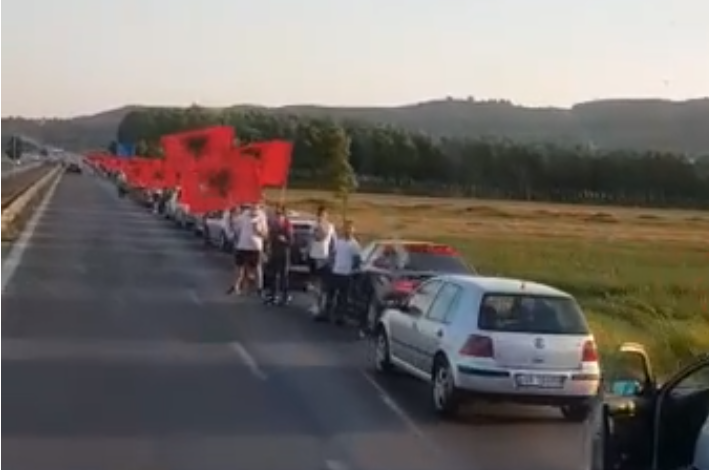 “ÇMENDURI” NË AUTOSTRADËN LUSHNJË-FIER/ Qindra makina dalin të presin Ramën (VIDEO)