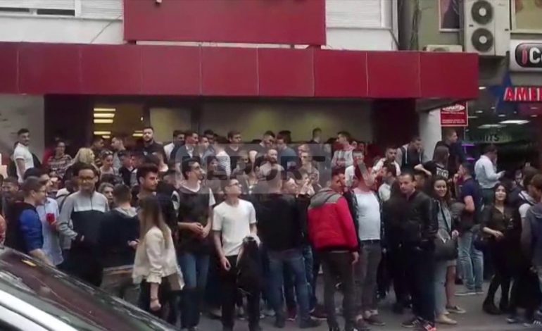 PAS VENDIMIT TË METËS/ Te LSI shpërthen festa, përqafime për Monika Kryemadhin dhe thirrje “fitore”