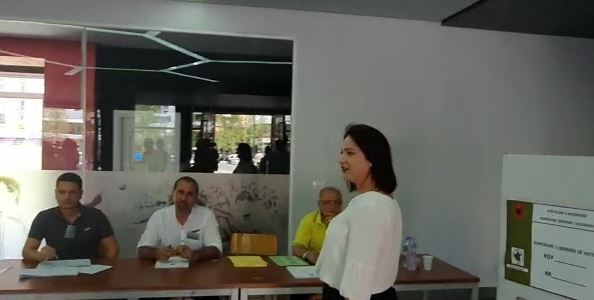 SHQIPËRIA VOTON/ Kandidatja e Bindjes Demokratike harron mjetet e identifikimit në shtëpi