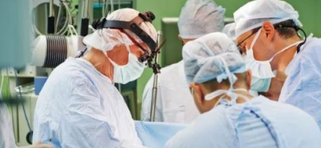 GJATË NJË OPERACIONI TË GJATË/ Ja çfarë bëjnë mjekët kur i “zë keq” për tualet