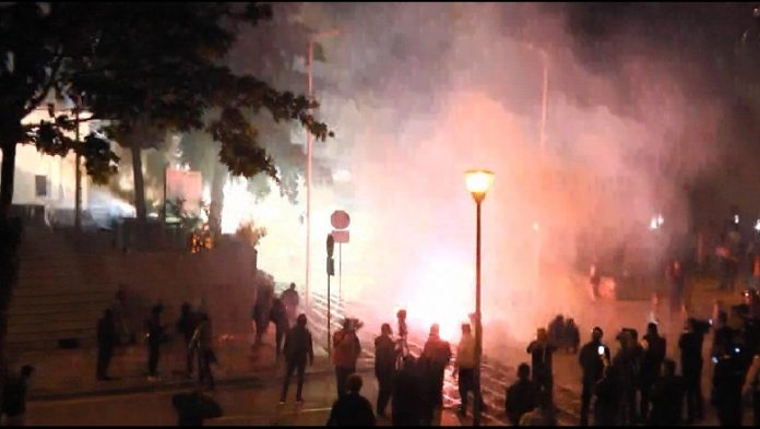 BASHA MBYLL PROTESTËN/ Militantëve u kanë mbetur kapsolla. Tmerrojnë qytetarët në rrugët e Tiranës