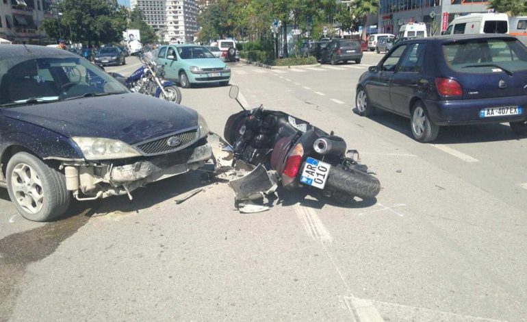 AKSIDENT NË ELBASAN/ Motori përplaset me makinën, plagoset…
