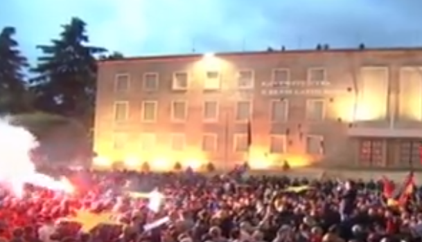 “SHPËRTHEJNË” PROTESTUESIT/ “Breshëri” kapsollësh ndaj kryeministrisë, tentojnë… (VIDEO)