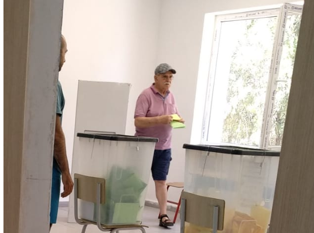 SHQIPËRIA VOTON/ Artisti i Popullit Robert Ndrenika hedh votën e tij në njësinë 10 në Tiranë