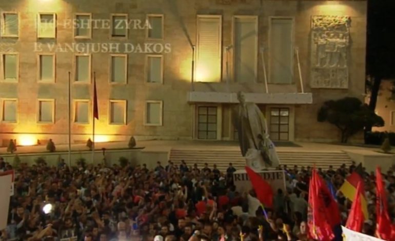 Opozita e rruges ia arriti më në fund, pas 4 muajsh, që ta “rrezojë” Edi Ramën!