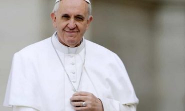 "MË QUAJNË KOMUNIST"/ Papa Françesku: “Thikë pas shpinë” nga brenda Kishës