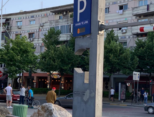 PROTESTOJNË PËR “VARFËRINË”/ Parkingu plot me makina luksoze