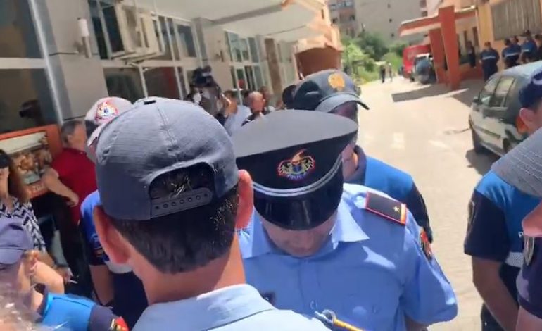 TENSIONE NË POGRADEC/ Militantët e PD-s me në krye Klevis Balliun të hapin portën e KZAZ