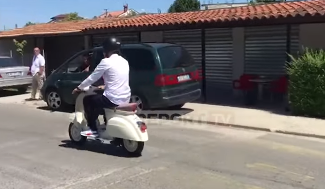 SHQIPËRIA VOTON/ Kandidati i PS në Shkodër shkon drejt votimit me…Vespa!