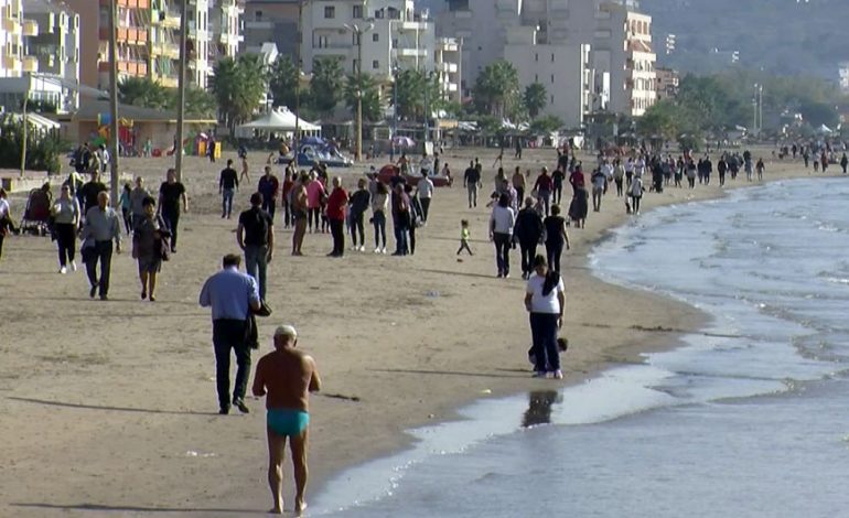“NGA SHIU NË BRESHËR”/ Qytetarët nisen për plazh, bllokohen në trafik (VIDEO)