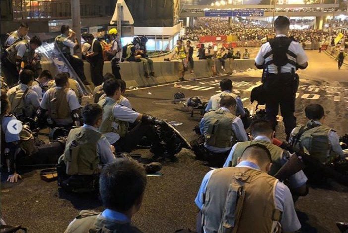 PROTESTAT E GJATA NË HONG KONG/ Ja si përfunduan policët, të shtrirë… (FOTOT)