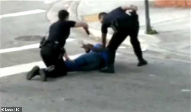NGATËRRON SHËNJESTËR/ Nuk do ta besoni cilin godet polici me pistoletë… (VIDEO)