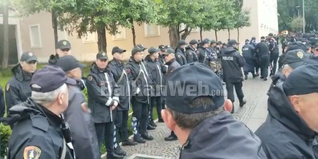 PROBLEME NË POROTESTËN E OPOZITËS/ Polici humb ndjenjat, ja si e marrin në krah kolegët (VIDEO)