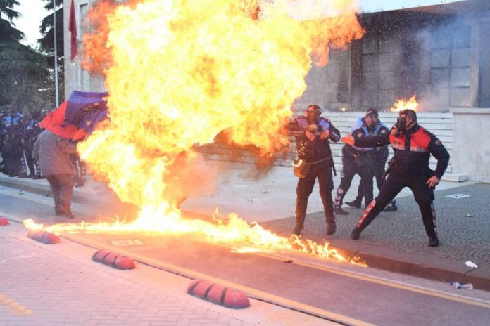 TEK PARLAMENTI/ Protestuesit NUK përmbahen, LËNDOHET një operator