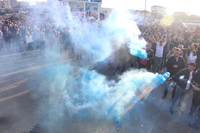 “PLAS” SHERRI NË FJALIMIN E BASHËS/ Demokrati nxehet keq dhe… (VIDEO)