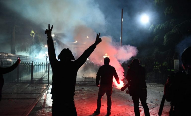 PROTESTA E DHUNSHME E OPOZITËS/ 42 të arrestuar. Policia jep detajet