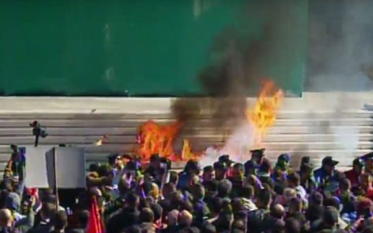 PROTESTA/ Ambasadorja gjermane “shuplakë” opozitës: Hiqni dorë nga sulmet, të mos ketë dhunë