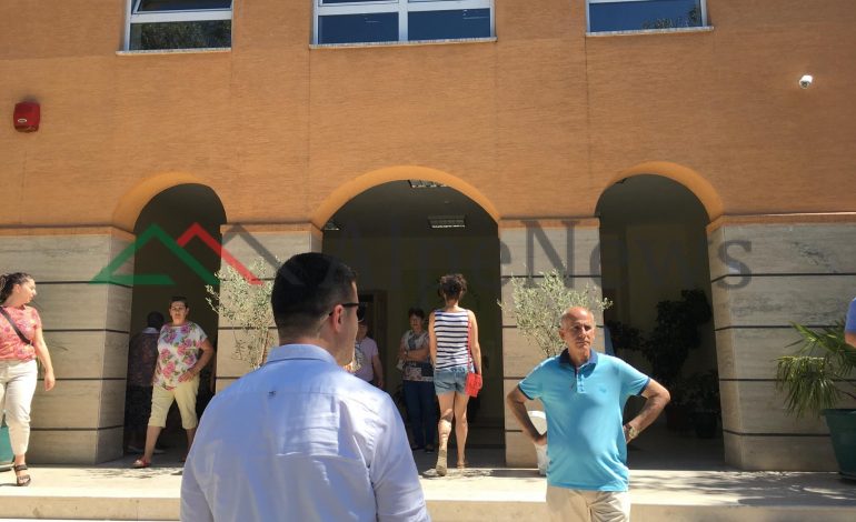 SHQIPËRIA VOTON/ Qytetarët e Tiranës DYNDJE drejt qendrave të votimit, PAMJE nga njësia 10