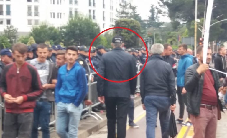 PROTESTA E OPOZITËS/ Sahit Dollapi rikthehet mes protestuesve të opozitës (FOTO)