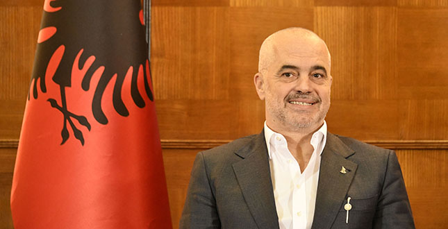 “KËRKON T’I SHPËTOJË MALLKIMIT TË HISTORISË”/ “The guardian”: Edi Rama, kryeministri jokonformist i Shqipërisë…