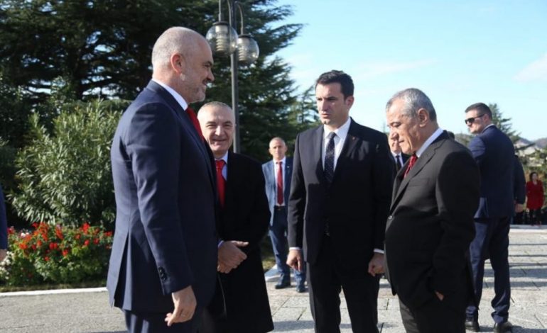 “FLASIM NGA E HËNA”/ Edi Rama reagon sërish: Pres edhe një çmenduri tjetër nga Meta…