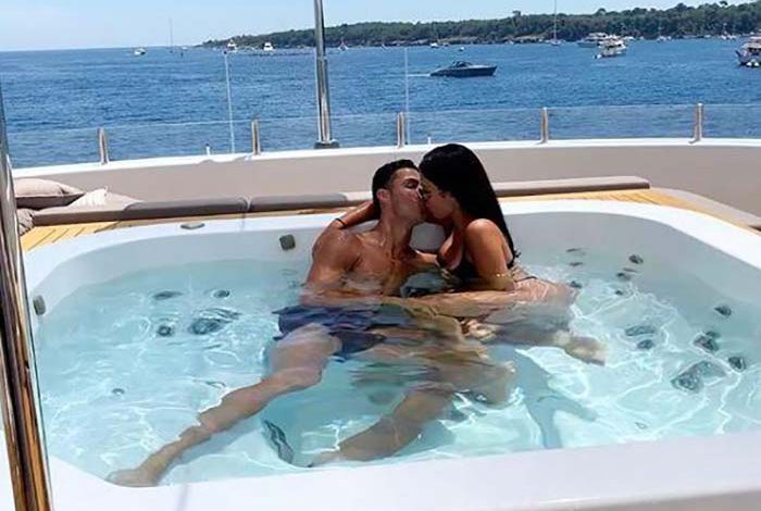 “PUTHJE TË NXEHTA NË JAHTIN LUKSOZ”/ Cristiano Ronaldo dhe Gerogina shfaqen më të dashuruar se kurrë (FOTO)