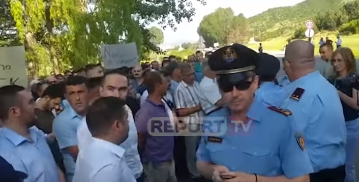 KORÇË/ Salianji përplaset me drejtuesin e policisë: Të heq pantallonat nga koka (VIDEO)