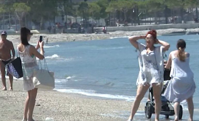 NIS PLAZHI NË VLORË/ Qershori sjell pushuesit e parë