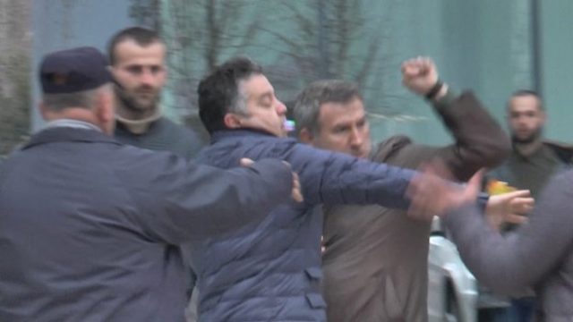 NË PROTESTË MILITANTËT U RRAHËN MES TYRE/ Ja se si ish-deputeti dhe ish-nënkryeyari i Bashës në bashki rrihnin qytetarin në mes të Tiranës (VIDEO)
