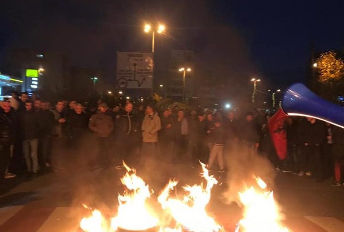 SHQIPËRIA VOTON/ U dogjën nga militantët e PD, shpërndahen materialet e reja zgjedhore në Bushat