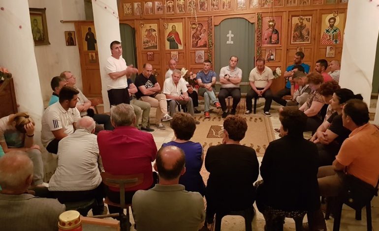 30 QERSHORI/ Tërmet Peçi takim elektoral në kishë. Njihuni me premtimet që u jep për fshatarët (FOTO)