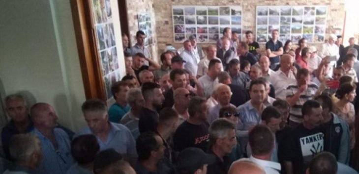 SULMUAN KZAZ-në NË TROPOJË DHE I VUNË FLAKËN NË SHKODËR/ Arrestohen punonjës të bashkisë dhe militantë të PD-së