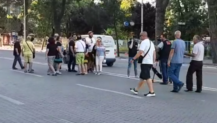 PROTESTA E OPOZITËS/ “Viva Albania”: Turistët e huaj nuk tremben (VIDEO)