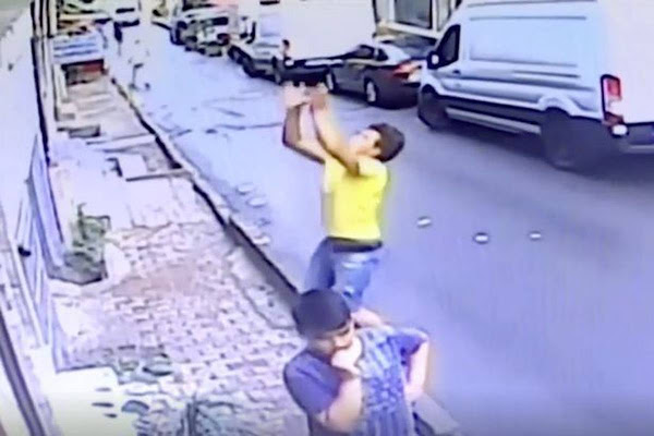 “E BËRA PËE DASHURINË…”/ Ja përse emigranti bëhet HERO para botës